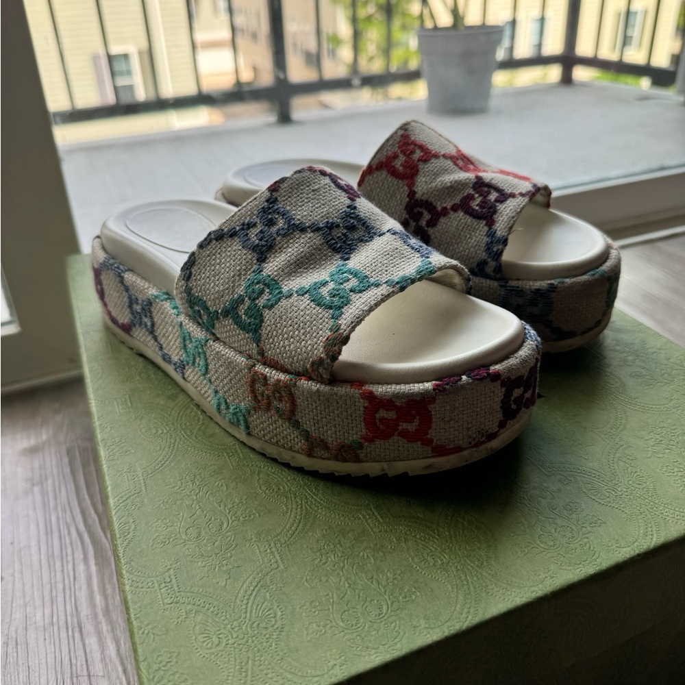 Selling platform, Gucci slides. Multicolor. Used with minimum wear.